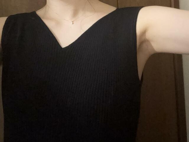 【coca（コカ） Vネックニットドレス】脇の開きは控えめで、インナーが見えにくい安心設計です