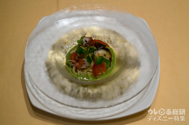 ゆかりを纏ったタコとサザエ、フルーツトマトの 冷製カッペリーニ 青しそのソース|“ディズニー夏祭り”エンパイアディナー 10,000円|ディズニーアンバサダーホテル「エンパイア・グリル」