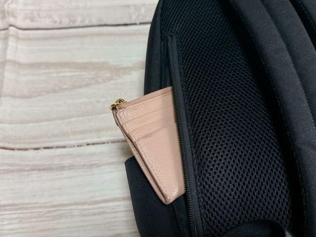 バックのファスナーポケットには財布代わりのフラグメントケースを収納。背中に密着するので、防犯上も安心です