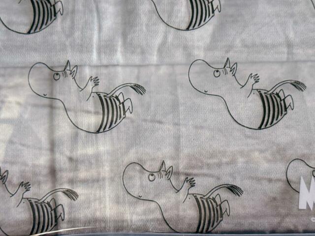 ブラックでムーミンのイラストがプリントされており、スタイリッシュな印象