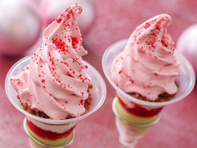 ピスタチオクリーム&ストロベリーサンデー 780円|アイスクリームコーン|東京ディズニーリゾート「ディズニー・クリスマス」スペシャルメニュー