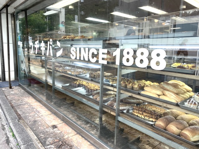 ガラス窓から焼きたてのパンたちが見える