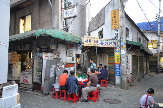 入りにくいにもほどがある『ソウル食品』の外観。店先に並んだアイスボックスが目印。4名以上のときは2階へ通される可能性が高い