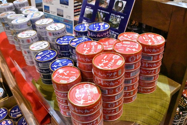 美味しそうな缶詰が並ぶ