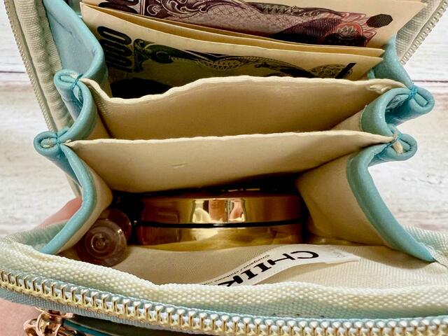 【ファッションセンターしまむら】「ちいかわ」レディース　ショルダーバッグ（ハチワレ）バック側のポケットはクッションファンデトリップが入りました！