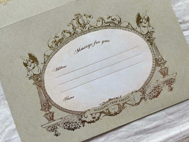 ゴールドの箔押しの額縁には天使も描かれています