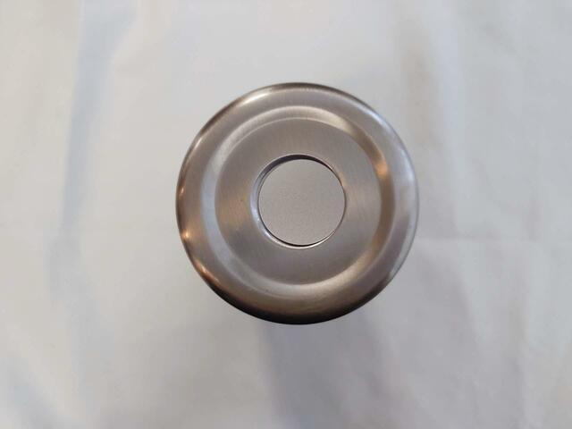 蓋部分は滑りにくい仕様なので、テーブルに置きやすい