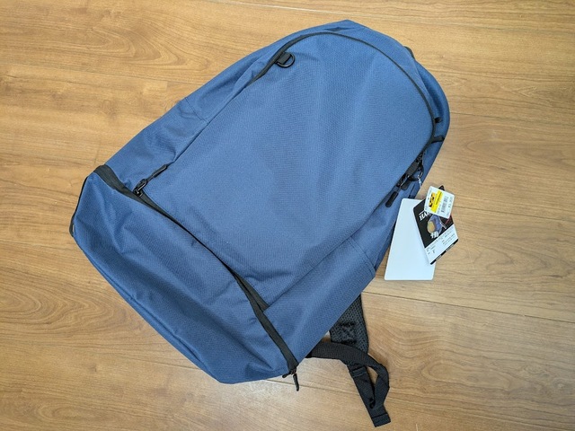 【ワークマン シューズ＆ヘルメットINデイパック】カラーはブラックとネイビーの2種類。サイズは縦54×横17×幅31cm（容量約26L）です