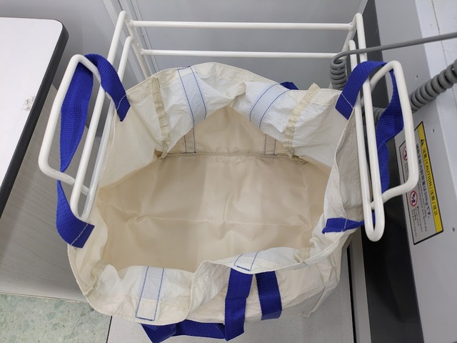 【3COINS セルフレジ用買い物バッグ】長短2種類の持ち手付きで、短い持ち手はレジのフックに引っ掛けやすく、長い持ち手は肩掛けに便利!