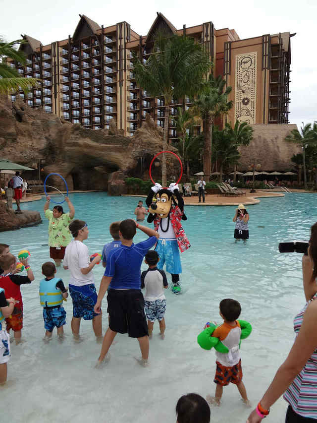 プールゲームスの主役は子どもたちとグーフィー