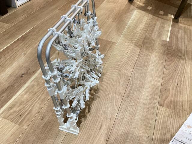 【カインズ 楽カケ アルミ大型洗濯ハンガー 48ピンチ】自立します