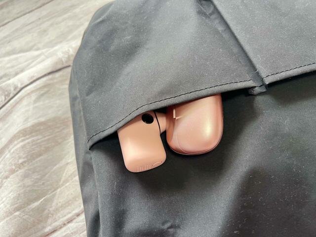 フロントのポケットにはイヤホンとモバイルバッテリーを入れてみました