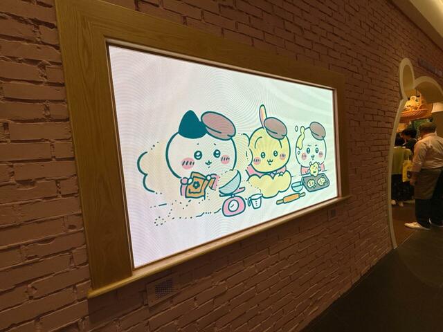 ネオンライトの横にはモニターが。かわいいアニメーションを楽しめます