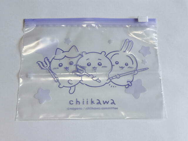 パープルはちいかわ、ハチワレ、うさぎの3人が討伐棒を持っている姿。かわいいです！