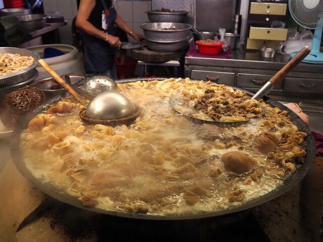 【台湾食べ歩きの旅 #19】大量の牛モツを豪快に煮込む『王家祖伝本産牛雑湯』。台湾各地で多くの飲食店を見てきたが、これほどの大鍋を使う屋台は珍しい