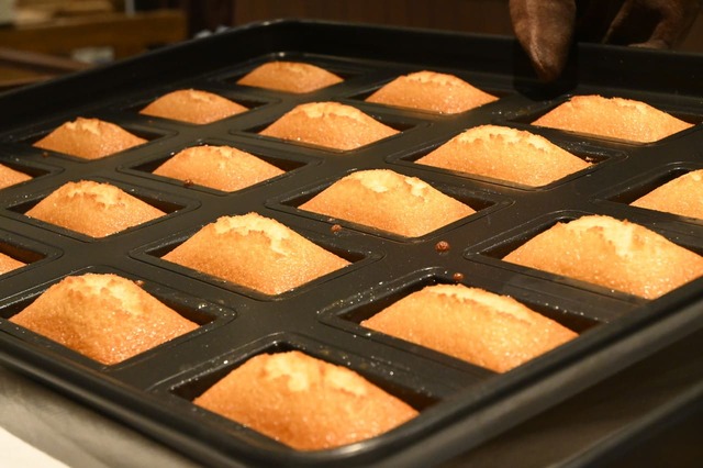 【新宿高島屋「ビーン トゥ フィナンシェ」】焼きたての「フィナンシェ〈プレーン〉」