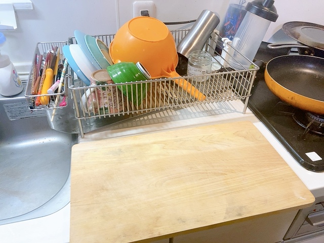 【使用前】これまで使っていた水切りラックは置くと調理スペースがギリギリに…