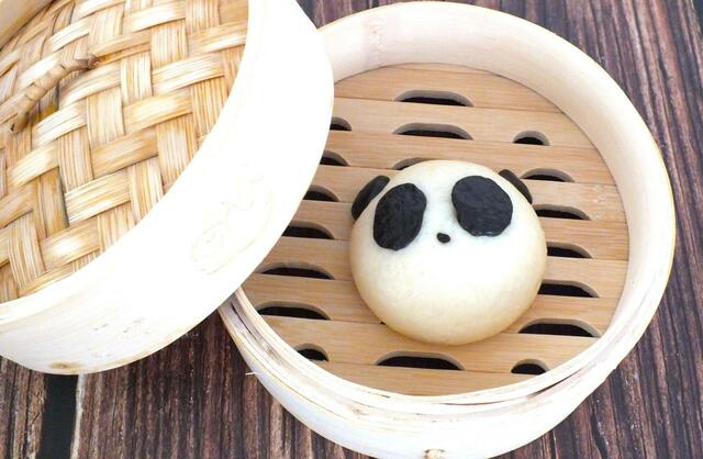 【カルディ　冷凍 パンダ肉まん】耳や目が手作りのため、パンダの顔も微妙に異なります