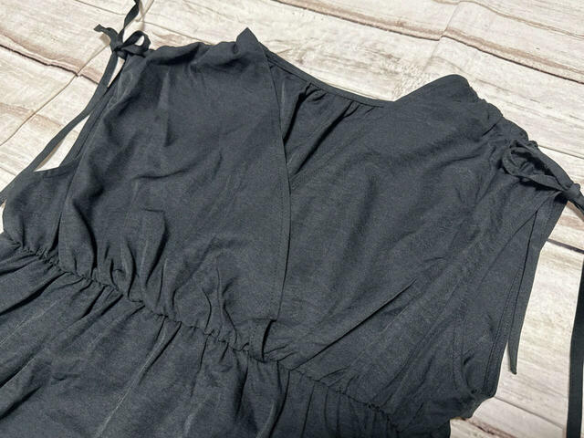 カシュクール風のデザインと袖のリボンが大人かわいいポイント