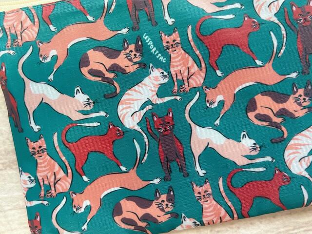 ちゃめっ気たっぷりのタッチで描かれた、愛らしい猫たち。猫好きは絶対にゲットして♪