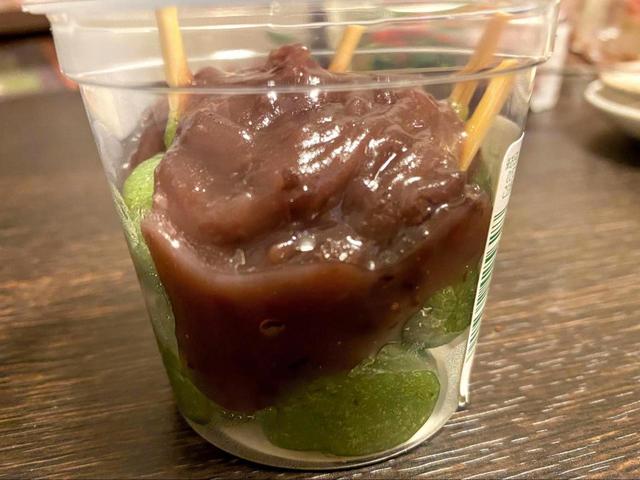 【シャトレーゼ　粒餡団子】粒餡がたっぷりかかっています