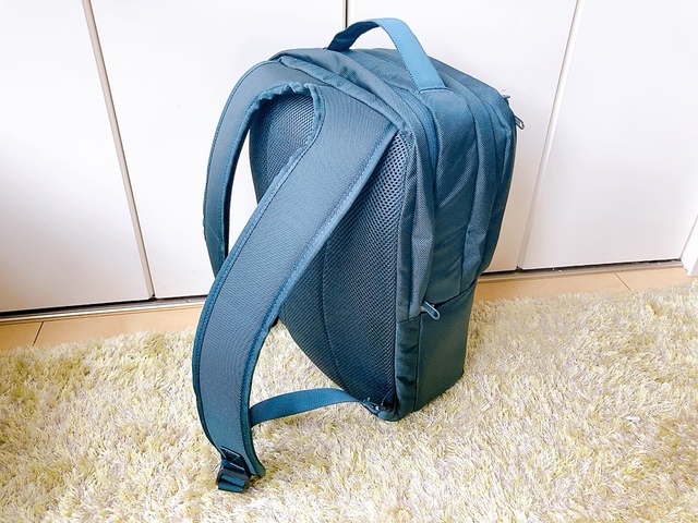 【ワークマン 型崩れしにくいビジネスリュック】チェストベルトはなし。幅広の肩紐で長時間背負っても疲れにくいです