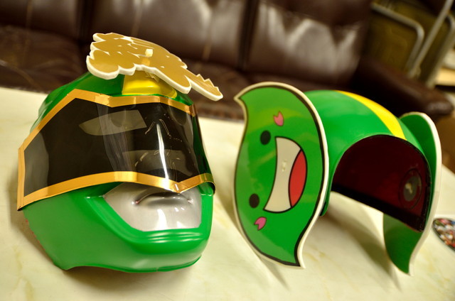 ヒーローたちのベースとなっているのは、パーティーグッズとして売られているマスクやスーツ