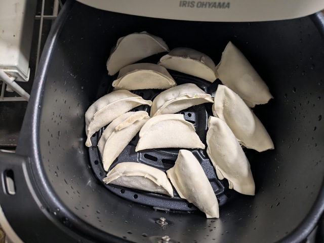 【アイリスオーヤマ 過熱水蒸気エア フライヤー FV-M30A-C】冷凍餃子もセットしてスイッチを押すだけ。焦がす心配もありません♪
