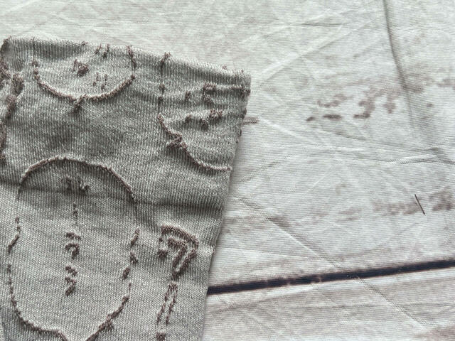 カラーはちいかわらしいベージュ!