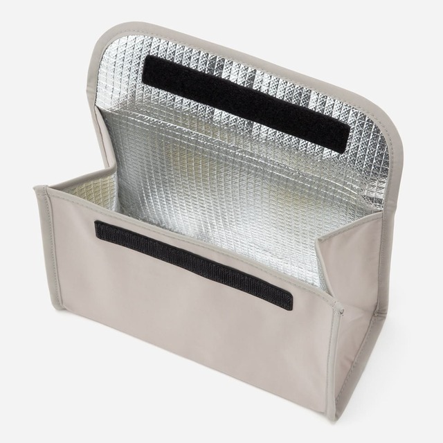 【KEYUCA「保冷ランチバッグ バイカラー」】内面はアルミ蒸着フィルム付きなので、保冷剤を入れて使用すると保冷効果も