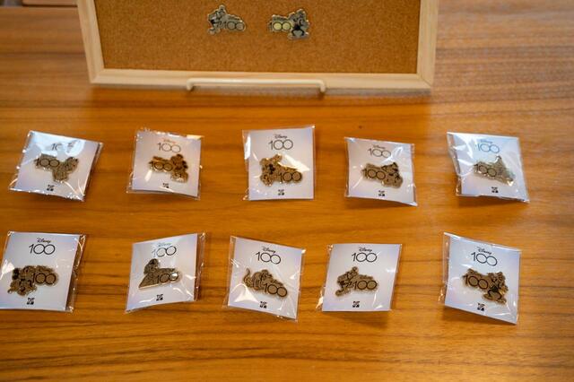 ピンバッジ｜880円｜銀座 伊東屋「ディズニー100周年」グッズ