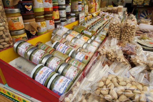 シチリアの名産のひとつ、ピスタチオ。料理やお菓子に使われている。瓶入りのピスタチオペーストはピーナッツバターのように甘いので、トーストに塗って