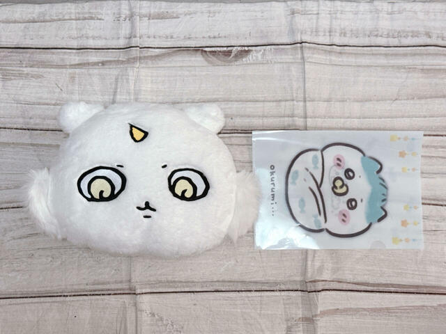 A4サイズのクリアファイルと並べてみました。抱っこするのにちょうどいいサイズ感です