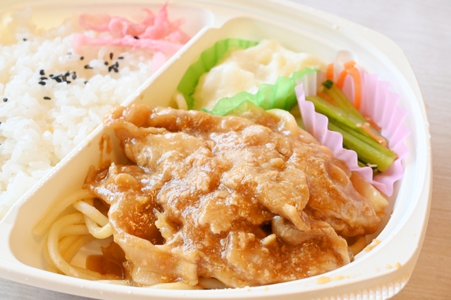 【ライフの冷凍弁当／豚生姜焼き弁当】分厚いお肉は、ジューシーで食べごたえがあり、しっかり味でお箸が止まらなくなる味つけ