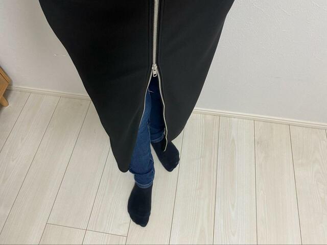 【GU フロントジップナローロングスカートQ】デニムを合わせる着こなしも!