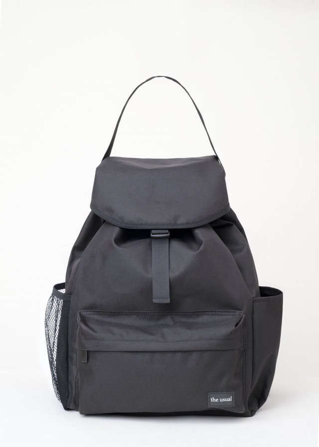 【『スタイリスト佐藤かなさんの理想を叶えた いちばん使える3wayトートバックパックBOOK』（宝島社）】手前のハンドルをバッグの中に落として巾着紐を絞れば巾着に