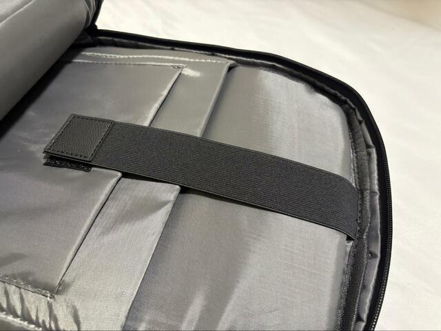 【3COINS 4パーテーション2WAYリュック/MENS】ゴムバンドで固定できるので、ノートPCやマウスなどガジェット類の収納におすすめ♪