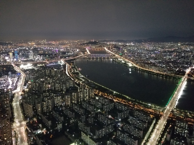 ロッテワールドタワーから西方向を望む。漢江の奥で黒く見える部分は南山、その上にかすかにNソウルタワーの灯が