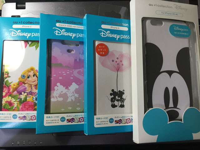 様々なデザインの限定ケース ©Disney