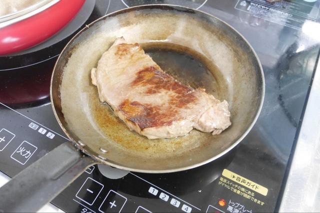 【冷凍ステーキ】フタをして余熱で火を通します