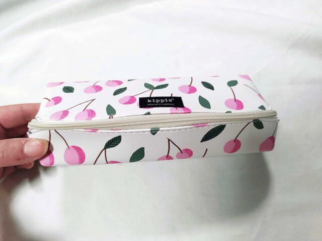 チャックは、がばっと開くタイプ