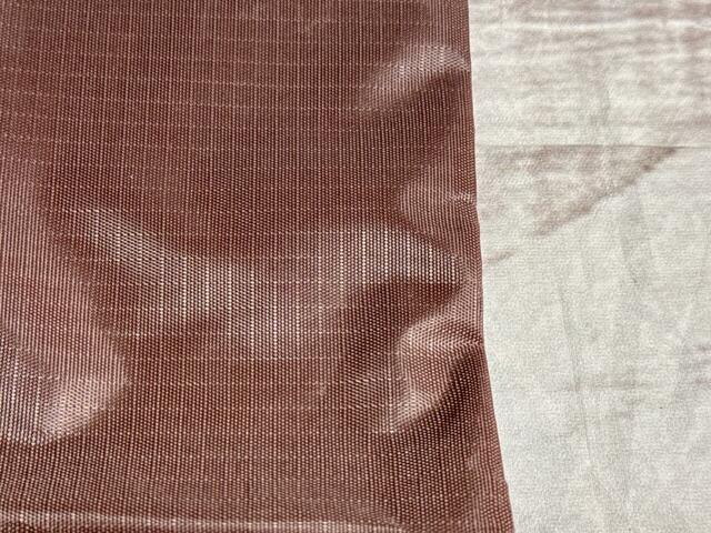 ポリエステルなどの生地に、強度が高い糸や複数に燃った糸を格子状に織り込むことによって生地の強度が上がるため、ほつれにくく破れいにくい特徴があります