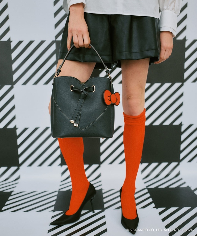 【ハローキティ×VIS】「ハートカットバッグ」7,190／大人っぽくおめかしした「ハローキティ」をイメージしたカラー