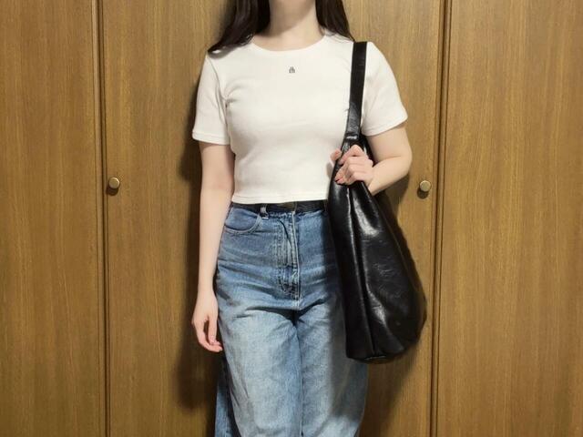 身長155cmの筆者が持ってみました。まずは肩がけバージョン