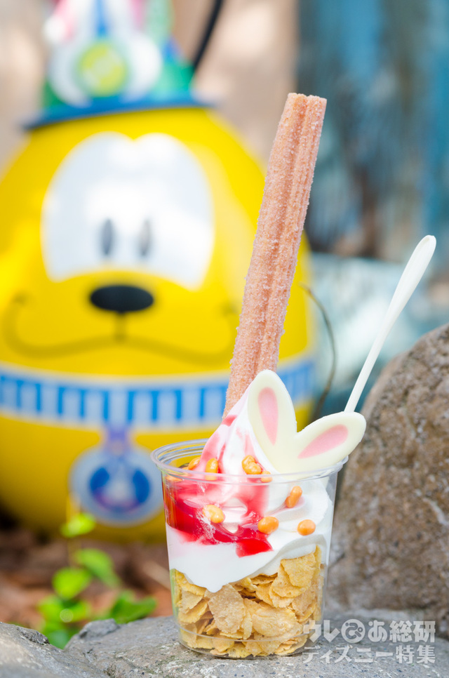 クリッターサンデー(ミッキーチュロス&ミックスソフトクリーム)¥500|ラケッティのラクーンサルーン|東京ディズニーランド2017年「ディズニー・イースター」