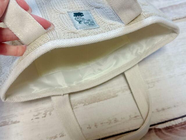 内側はポケット付き