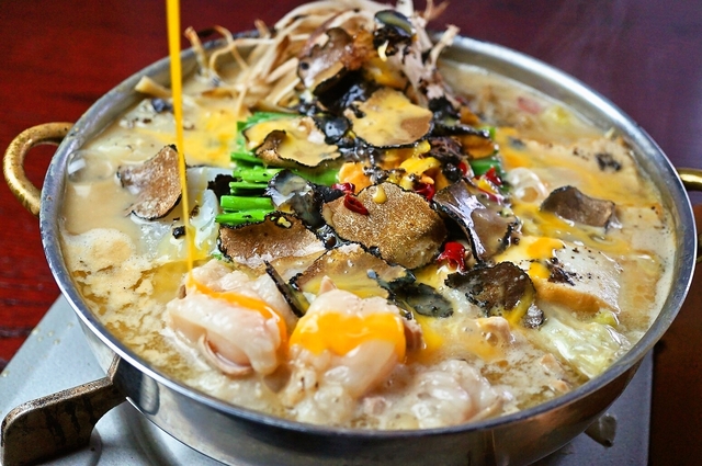 卵黄、黒コショウで味に変化を付けて。