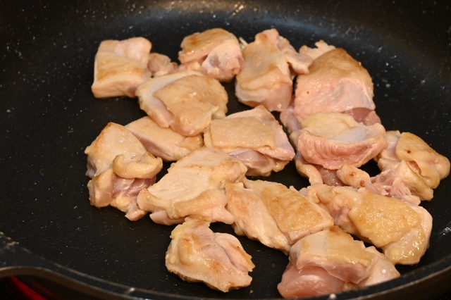 【低温調理レシピ「鶏肉のトマト煮」】強火で鶏肉の表面に焼き色をつけます