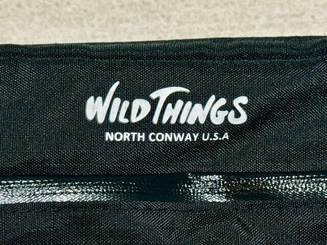 フロント上部には、ホワイトの「WILD THINGS」のロゴプリント入り