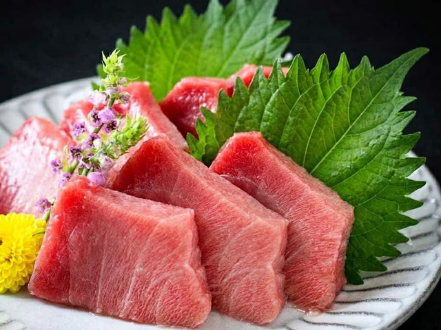 「長崎畜養本マグロ刺身」<価格:880円(税込)>【話題の「漁港食堂 三方」が、多摩センター駅にオープン!ランチは本マグロを含む豪華刺身が60分間食べ放題!ハイボール・レモンサワーは税込198円!】